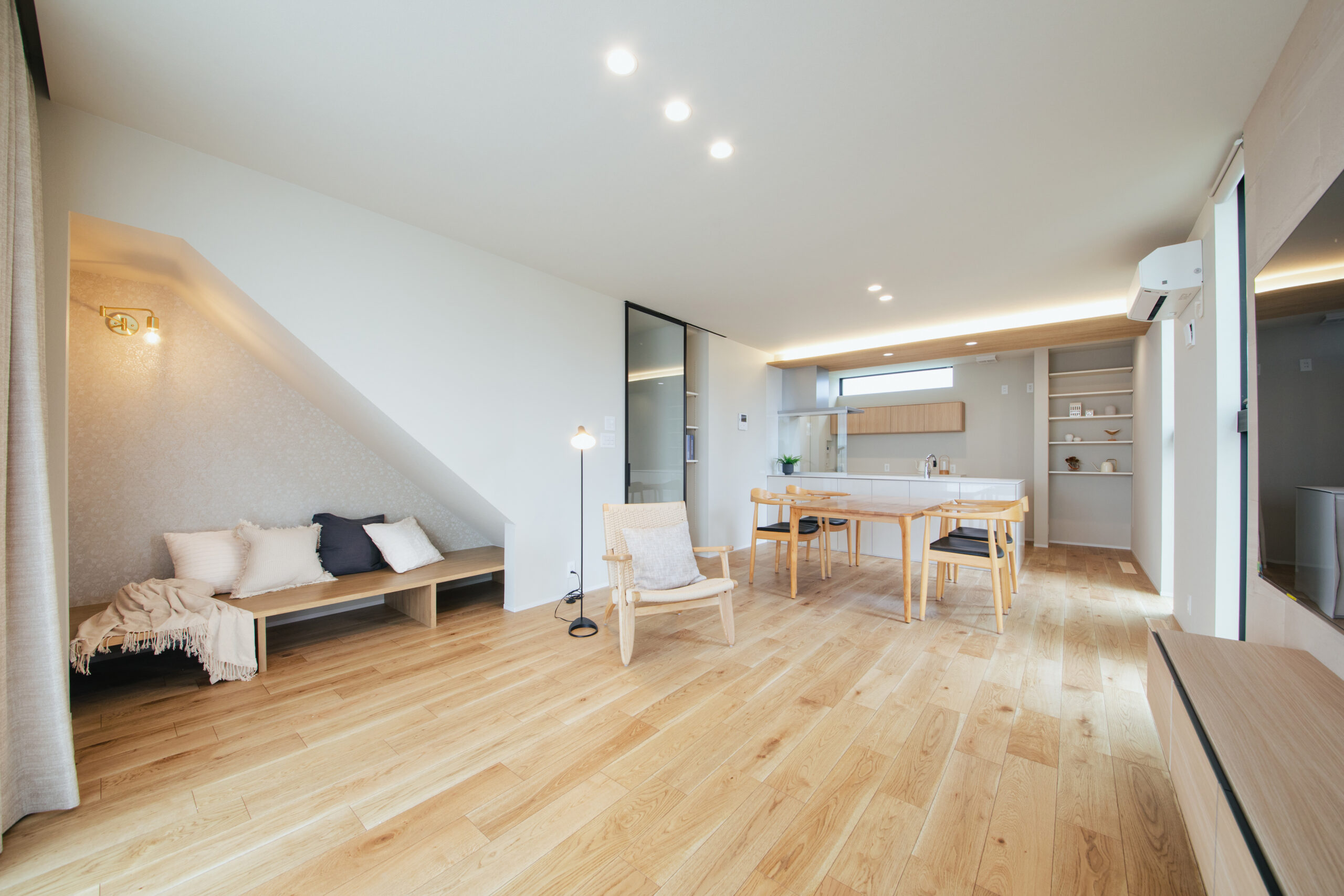 奥行きを生む「異素材」と「照明」